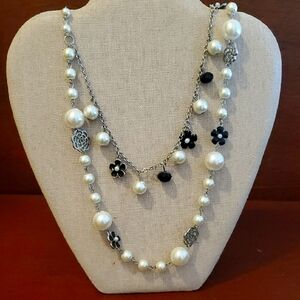Elegant Pearl and Black Floral Fashion Necklace